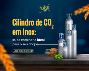 Imagem promocional da marca Barril GP Inox mostrando cilindros de CO₂ em inox de diferentes tamanhos, acompanhados da frase “Cilindro de CO₂ em Inox: saiba escolher o ideal para o seu chope”. No canto inferior há elementos gráficos como lúpulo e espigas de trigo, remetendo ao universo da cerveja.