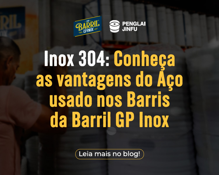 Homem manuseando barris de inox com destaque para as vantagens do aço inox 304 da Barril GP Inox.