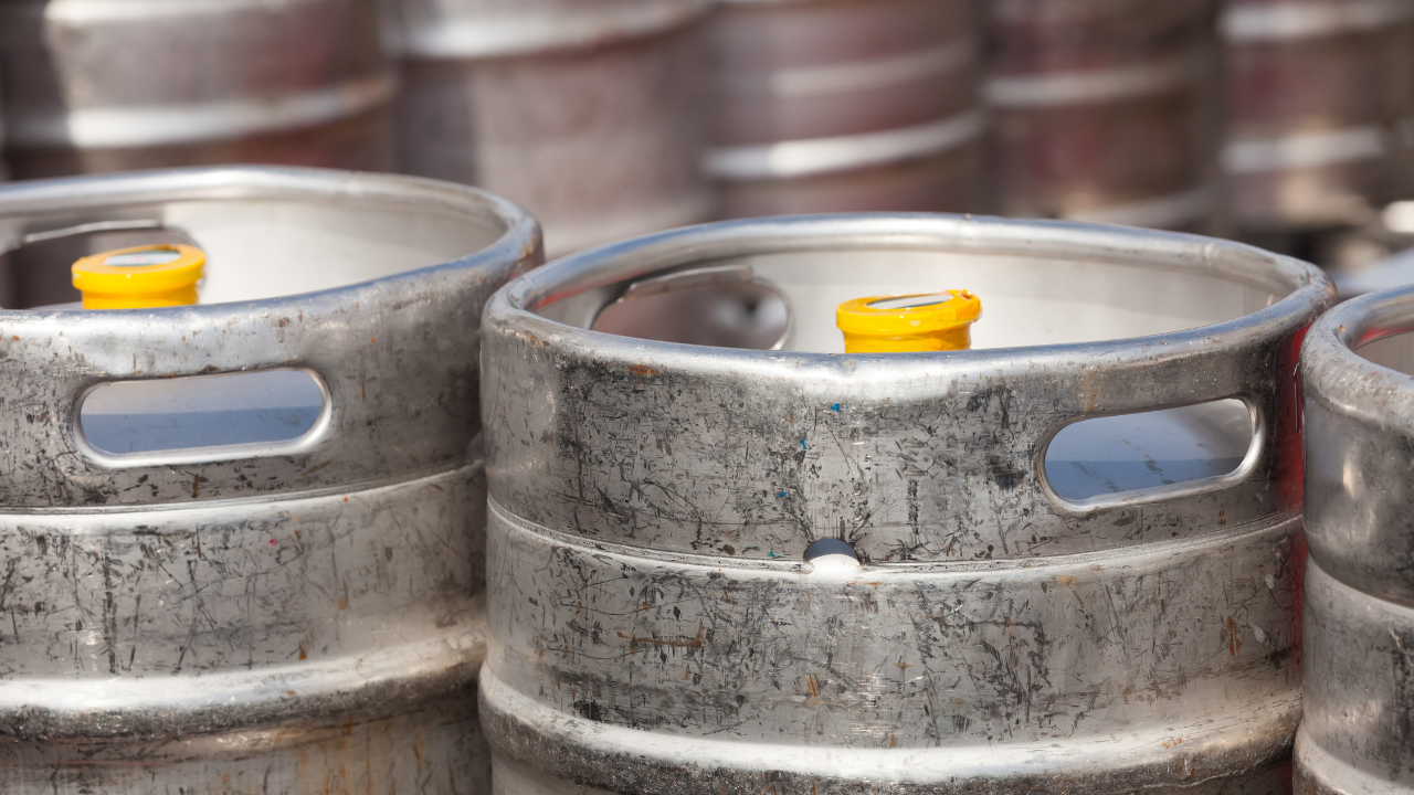 Barris de inox em destaque, representando as vantagens do aço na fabricação e conservação de bebidas.