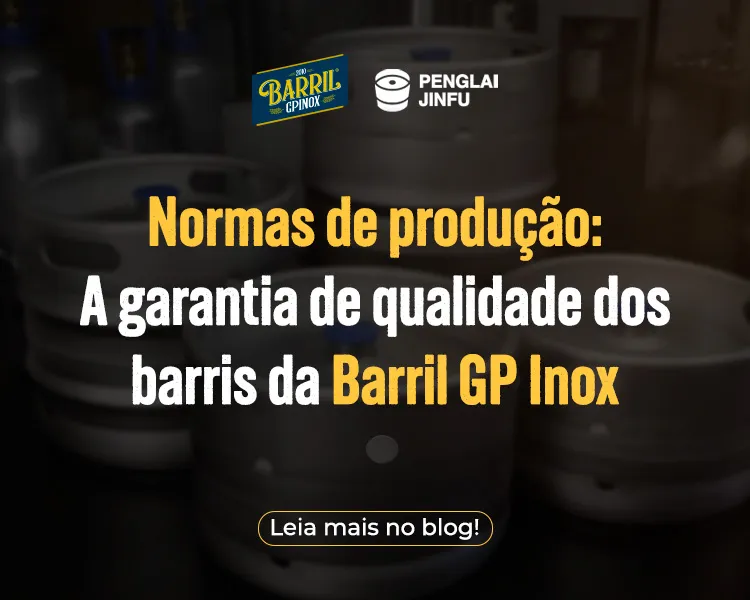 Banner com fundo escuro mostrando barris de inox empilhados. No centro, o texto diz: “Normas de produção: A garantia de qualidade dos barris da Barril GP Inox”. No topo aparecem os logotipos Barril GP Inox e Penglai Jinfu, e na parte inferior há um botão com a frase “Leia mais no blog!”.