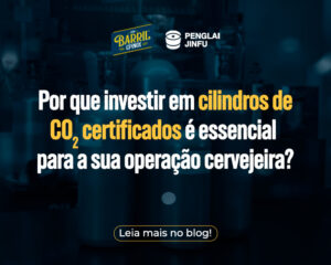 Imagem promocional com fundo industrial em tons de azul, mostrando cilindros de CO₂ desfocados. No centro, o texto: “Por que investir em cilindros de CO₂ certificados é essencial para a sua operação cervejeira?”. No topo, aparecem os logotipos da Barril & Espinox e da Penglai Jinfú, e na parte inferior a chamada “Leia mais no blog!”.
